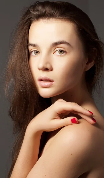 Närbild porträtt av kaukasiska ung kvinna med vackra ögon — Stockfoto