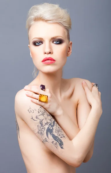 Vamp ogende vrouw met vleugels van de tatoeage op de rug — Stockfoto