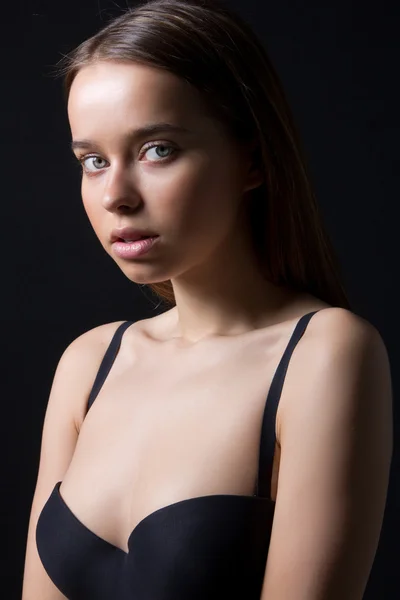 Close-up πορτρέτο της σέξι καυκάσιος νεαρή γυναίκα με όμορφη β — Φωτογραφία Αρχείου