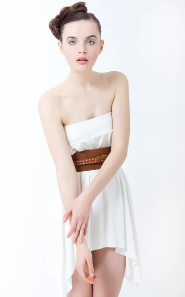 Unga attraktiva mode kvinna i elegant vit klänning — Stockfoto
