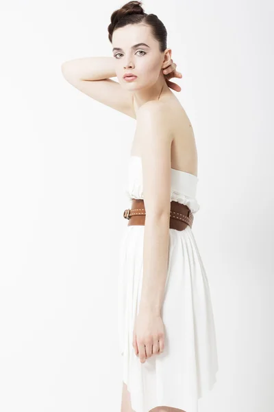 Jovem mulher de moda atraente em vestido branco elegante — Fotografia de Stock