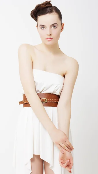 Jonge aantrekkelijke mode vrouw in elegante witte jurk — Stockfoto