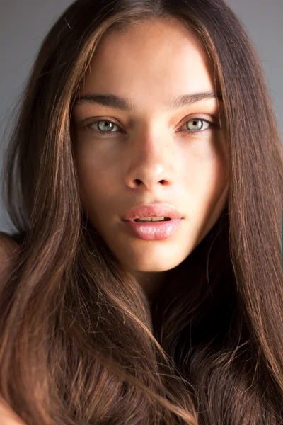Portrét kavkazské mladá brunetka — Stock fotografie