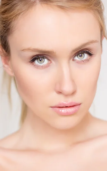 Close-up retrato de caucasiano jovem mulher com belos olhos i — Fotografia de Stock