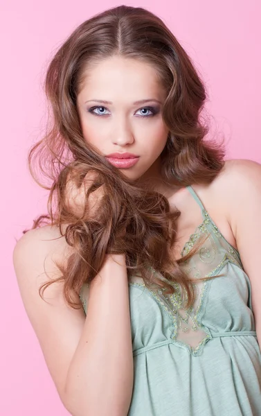 Uma adolescente com longos encaracolados — Fotografia de Stock
