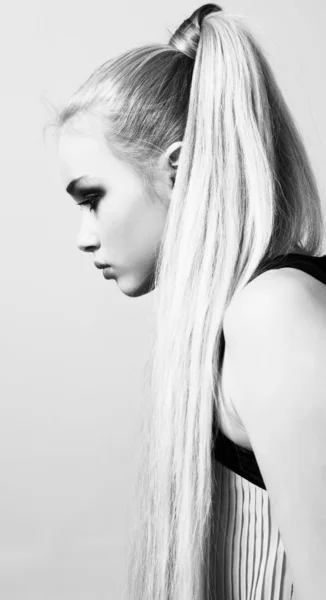 Piękna blondynka portret profil — Zdjęcie stockowe