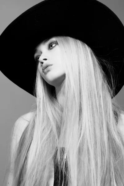 Prachtige blond meisje portret in hoed — Stockfoto