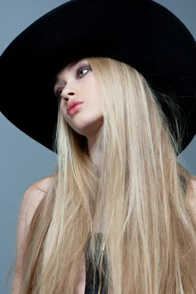모자에 아름 다운 금발 소녀의 초상화 — 스톡 사진