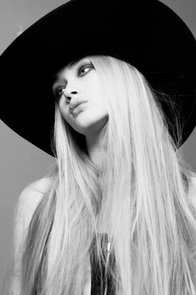 Belle fille blonde portrait en chapeau — Photo