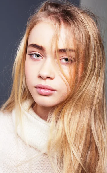 Prachtige blond meisje portret — Stockfoto