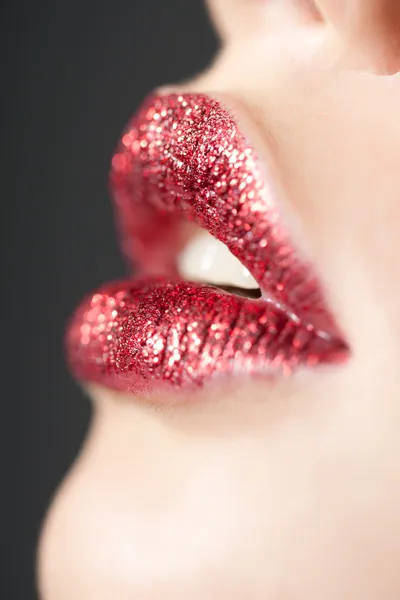 Lábios brilhantes vermelhos — Fotografia de Stock