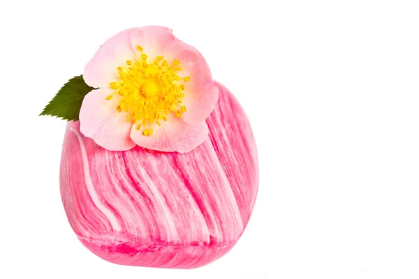 Růžové mýdlo s květinou — Stock fotografie