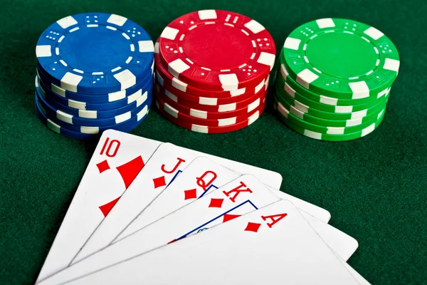 Chip och kort för poker. — Stockfoto