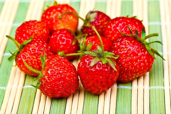 Saftiga mogna jordgubbar — Stockfoto