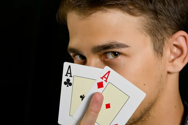 카드와 함께 젊은 운이 좋은 도박꾼 — 스톡 사진