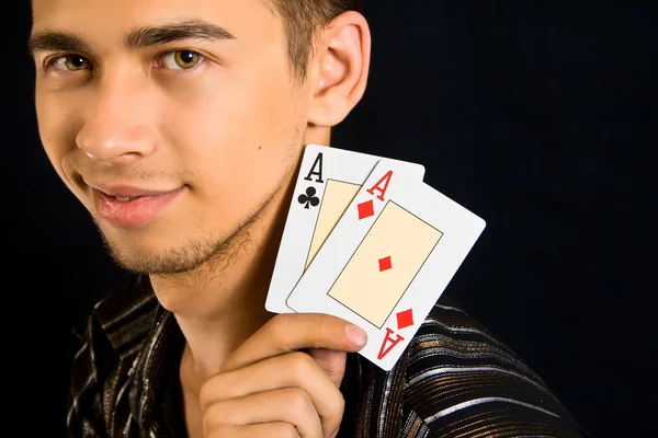 카드와 함께 젊은 운이 좋은 도박꾼 — 스톡 사진