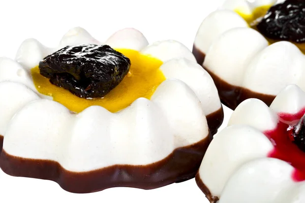 Bolo de proteína de chocolate com ameixas — Fotografia de Stock