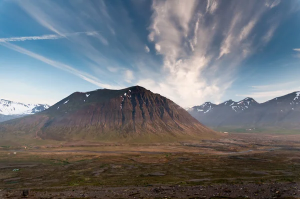 Montagnes énormes en Islande dans une lumière merveilleuse — Photo