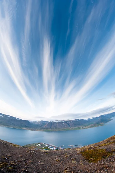 Fiordo rodeado de hermosas montañas — Foto de Stock