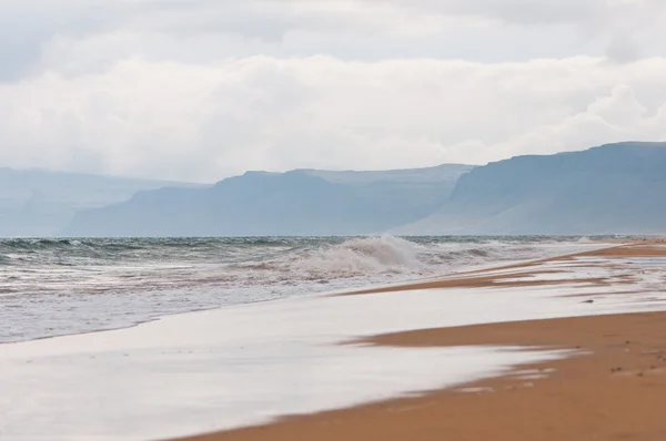 Zand strand en de bergen — Stockfoto