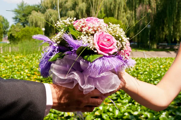 Bouquet de mariage dans les mains — Photo