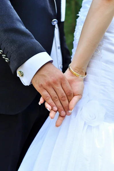Noiva e noivo de mãos dadas — Fotografia de Stock
