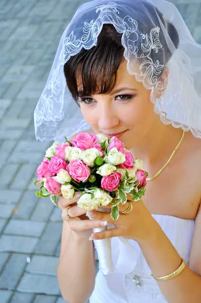 Belle mariée avec bouquet — Photo