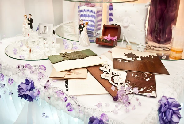 Mesa decorada com objetos de casamento — Fotografia de Stock