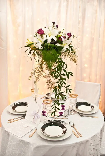 Mesa de casamento e flores — Fotografia de Stock