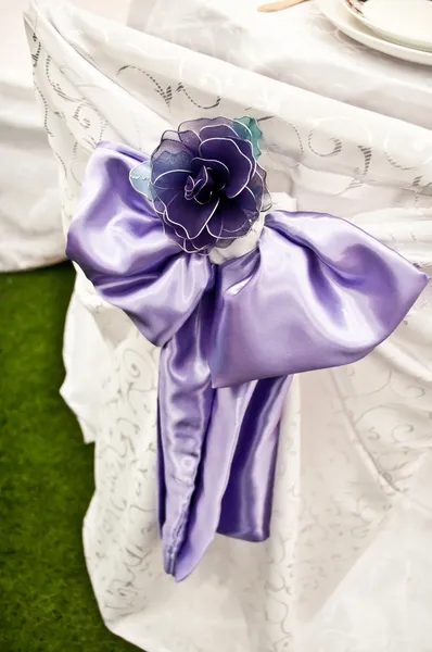 紫の椅子結婚ボー — ストック写真