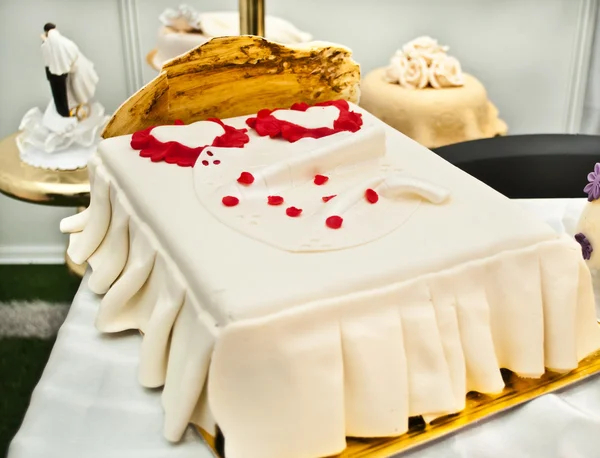 Γαμήλια τούρτα σε σχήμα κρεβάτι — Φωτογραφία Αρχείου