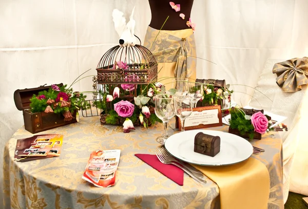 Tisch mit Hochzeitsobjekten dekoriert Stockfoto
