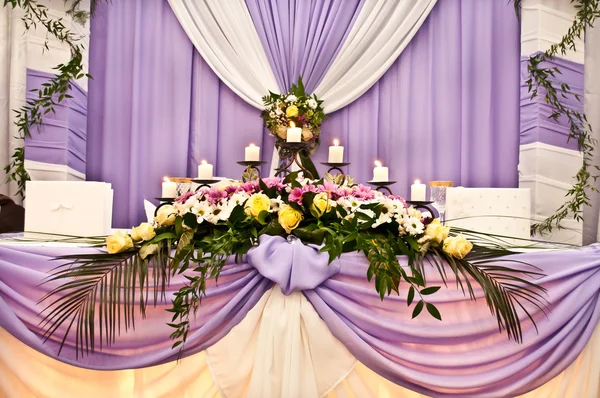 Hochzeitstisch für Brautpaare Stockbild