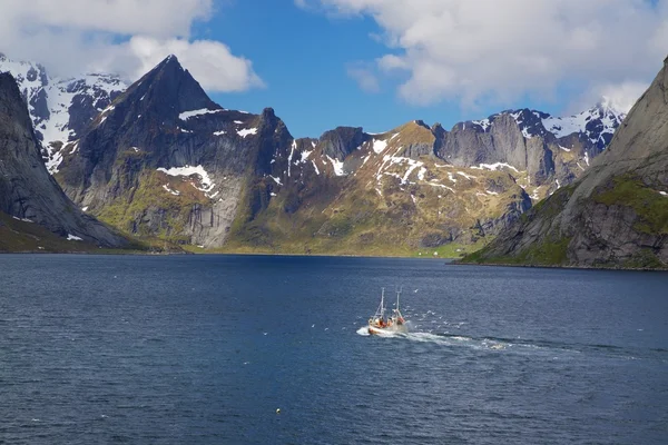 Barco de pesca en fiordo — Foto de Stock
