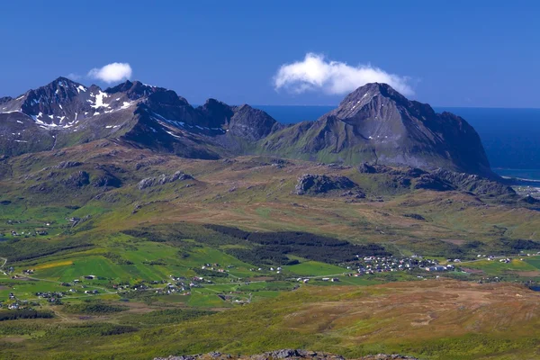 Bergspanorama på lofoten — Stockfoto