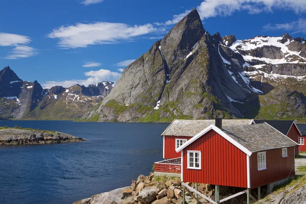 Visserij hut door fjord — Stockfoto