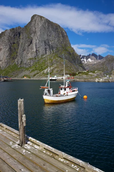 Рыбацкая лодка во фьорде — стоковое фото