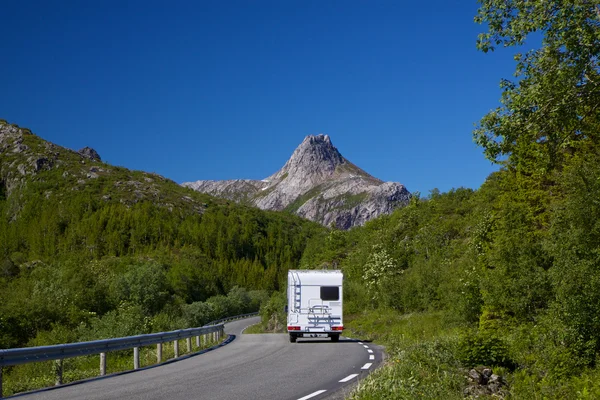 Viaje por carretera en Lofoten —  Fotos de Stock