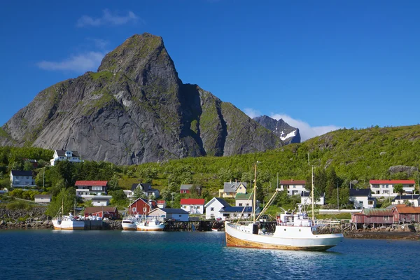 Рыбацкие лодки в Норвегии — стоковое фото