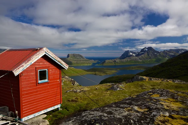 Rote Hütte auf den Lofoten — Stockfoto