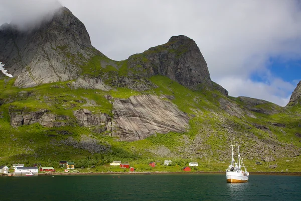 Bateau de pêche dans le fjord — Photo
