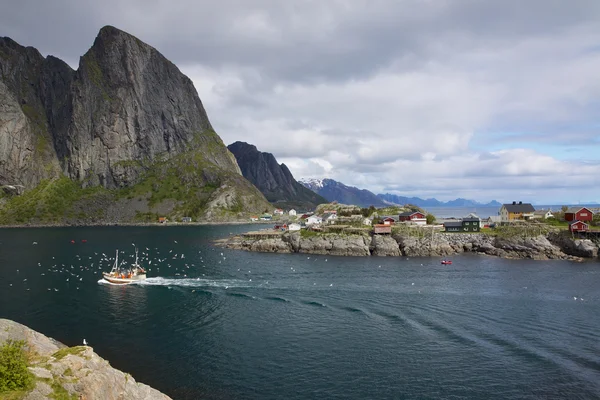 Vissersboot in fjord — Stockfoto