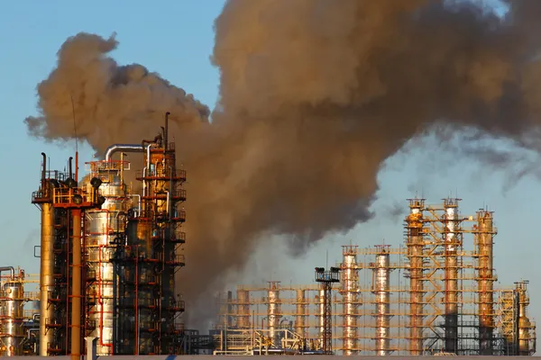Incendio en planta de refinación de petróleo — Foto de Stock
