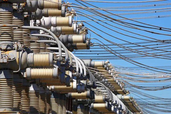 Netz aus elektrischen Leitungen — Stockfoto