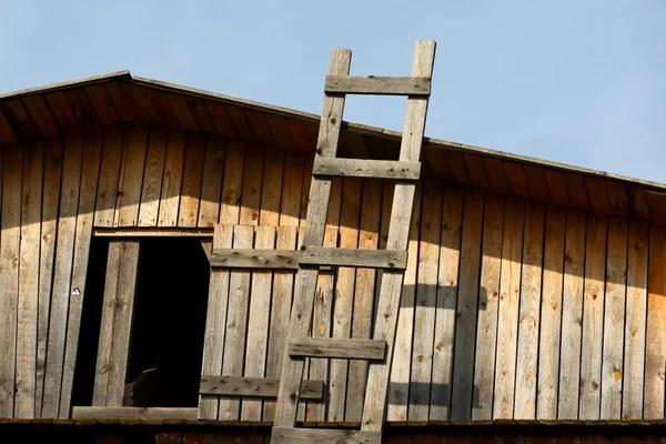 Лестница на крыше старого дома — стоковое фото