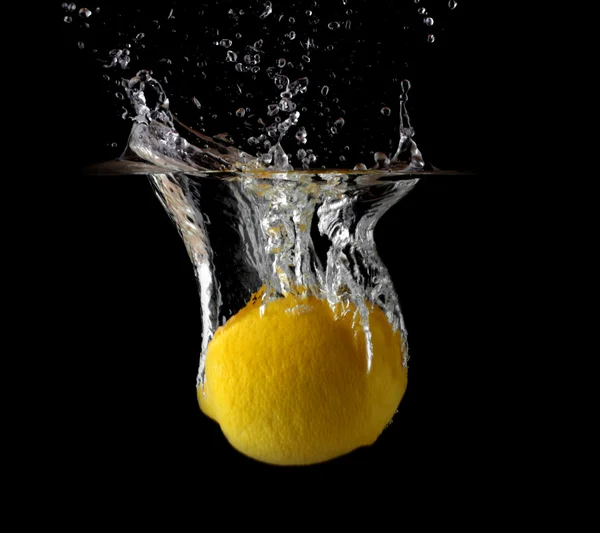 Limone in acqua . — Foto Stock