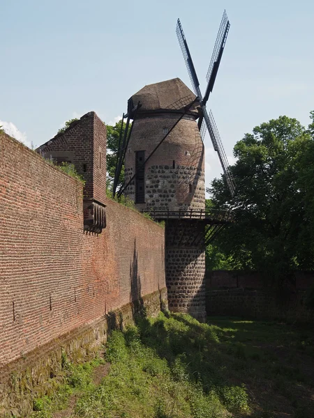 Starověké větrný mlýn — Stock fotografie