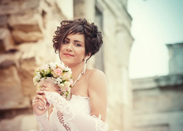 Retrato de la novia con la mirada lejana — Foto de Stock