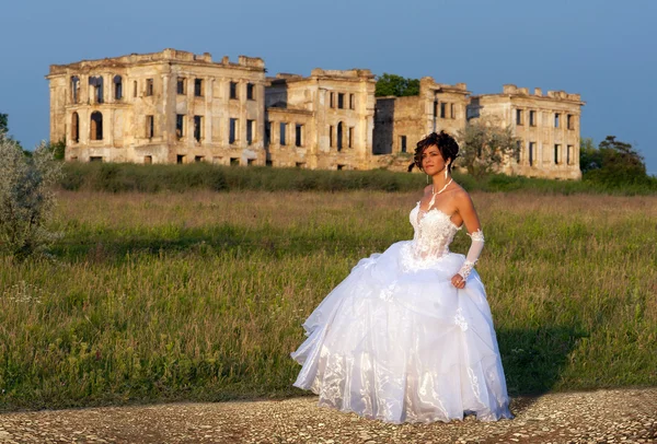 Full length portrait of bride with the ruins on the background — Stock Photo, Image