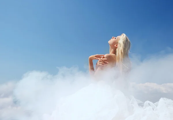 Облачная дама в голубом небе — стоковое фото